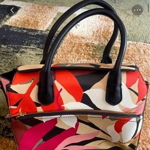 Muti-color shoulder bag with shoulder straps!